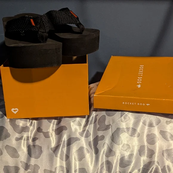 Rocket Dog Black Platform Flip Flops - Picture 2 of 2